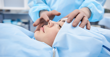 الفرق بين الجراحة المفتوحة والجراحة المغلقة في عملية تجميل الأنف، مميزاتها وعيوبها، ومتى تختار كل نوع. احصل على رأي طبي ثاني عبر قيم دكتوري.