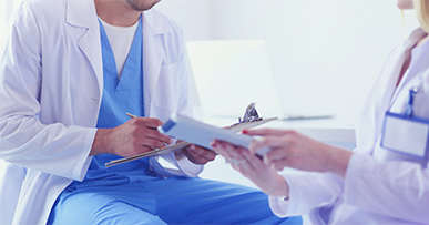 الفرق بين جراح التجميل وطبيب الجلدية التجميلي: من تختار؟